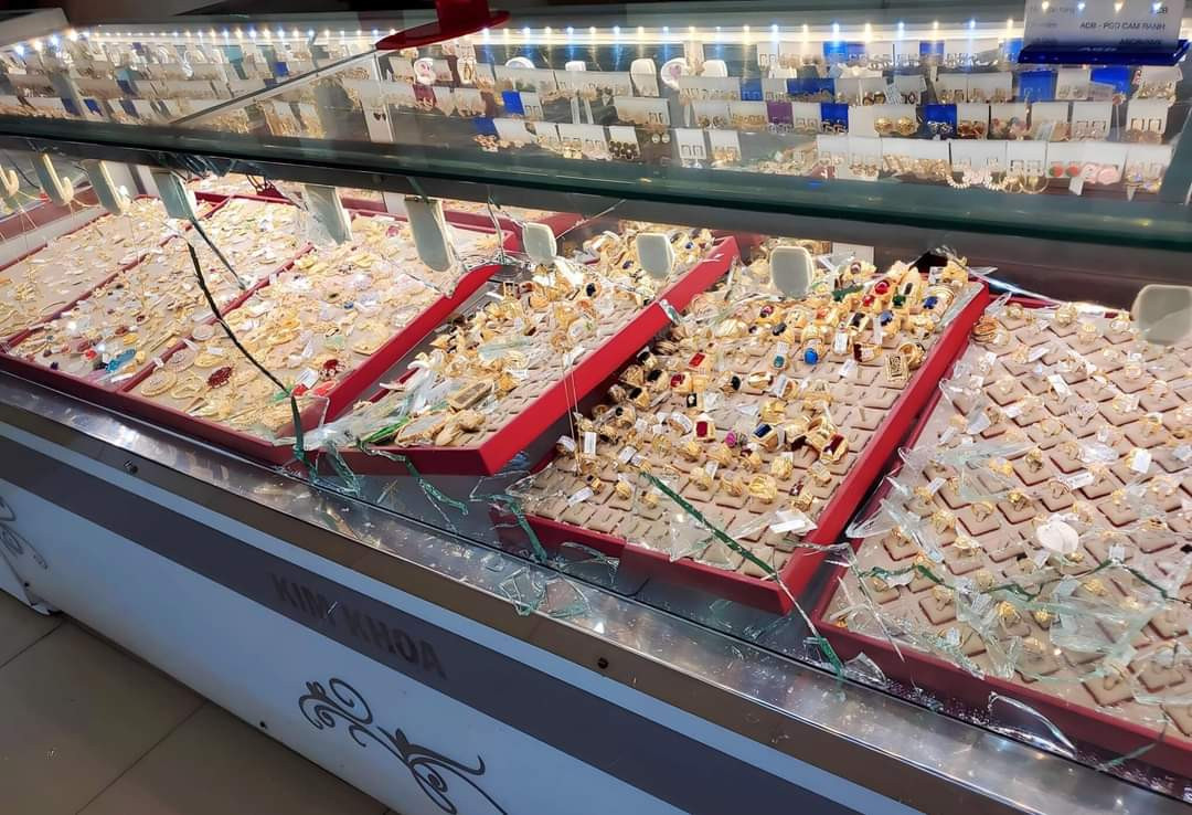 Cướp tiệm vàng ở Khánh Hòa, tài sản ước tính 800 triệu đồng Cuop tiem vang o Khanh Hoa, tai san uoc tinh 800 trieu dong