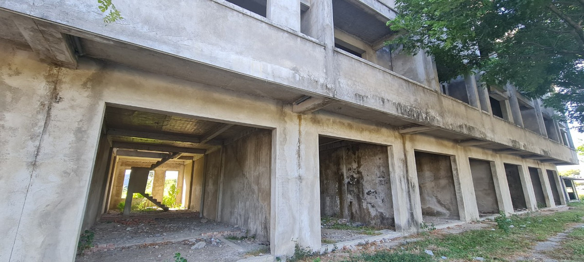 Dãy nhà phố hoang tàn trên con đường chiến lược vùng Tây Bắc Đà Nẵng khiến nhiều người ngỡ ngàng.