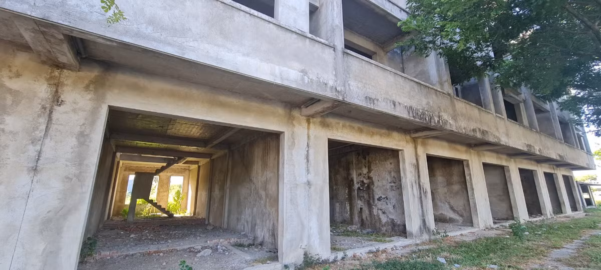 Dãy nhà phố hoang tàn trên con đường chiến lược vùng Tây Bắc Đà Nẵng khiến nhiều người ngỡ ngàng.