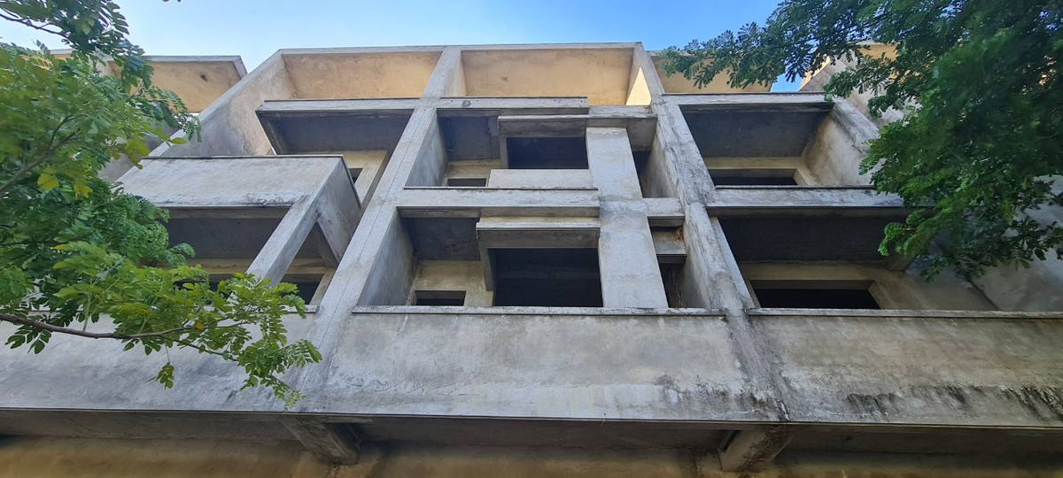 Bỏ hoang lâu ngày, các căn nhà 3 tầng xây dựng dang dở đã đổi màu theo thời gian.