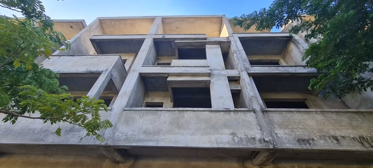 Bỏ hoang lâu ngày, các căn nhà 3 tầng xây dựng dang dở đã đổi màu theo thời gian.