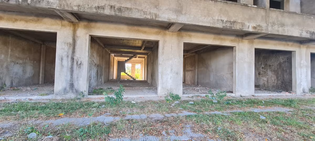 Tất cả các căn nhà đều trong tình trạng trống hoác, không một bóng người ngay trên trục đường huyết mạch.