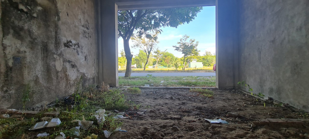 Bên trong các căn nhà là khung cảnh hoang tàn, rác thải tràn ngập.