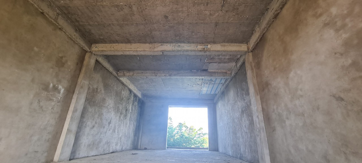 Bên trên tầng lầu cũng chẳng khá hơn, vắng vẻ, trống hoác.