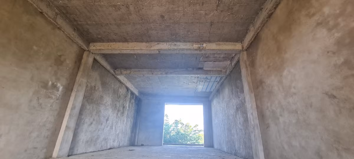 Bên trên tầng lầu cũng chẳng khá hơn, vắng vẻ, trống hoác.