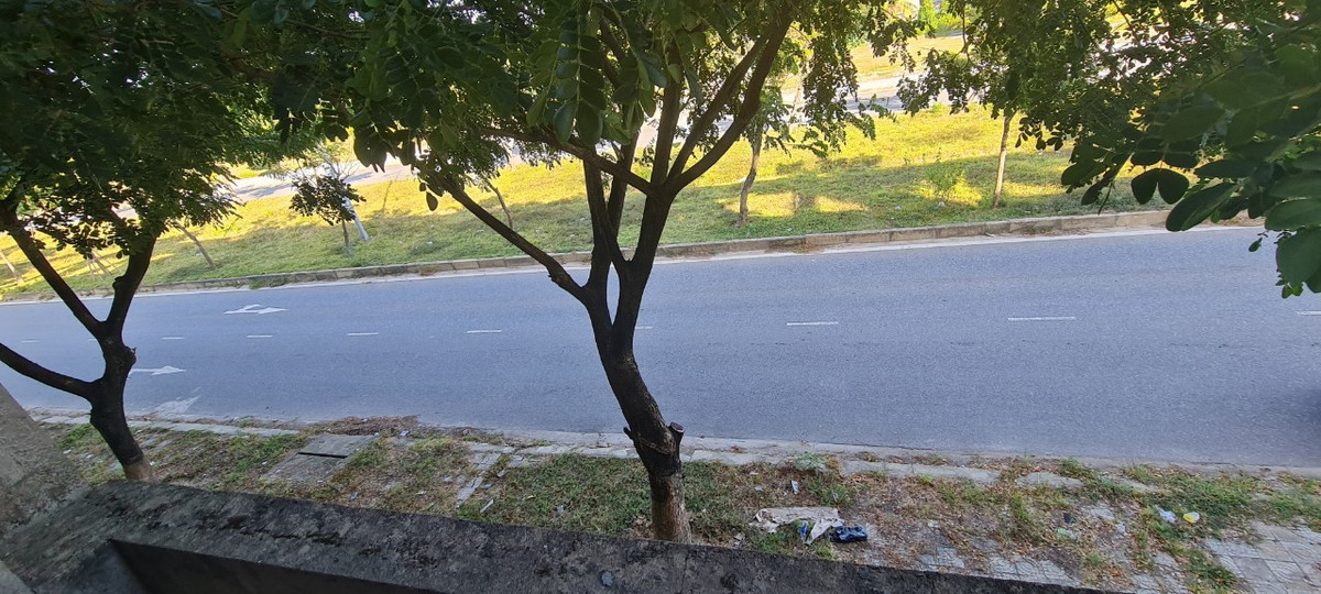 Phía trước dãy nhà bỏ hoang là tuyến đường được kỳ vọng sẽ vực dậy cửa ngõ Tây Bắc TP. Đà Nẵng, kết nối tuyến ven biển Nguyễn Tất Thành - Quốc lộ 1A với tuyến đường tránh nam hầm Hải Vân - Túy Loan.