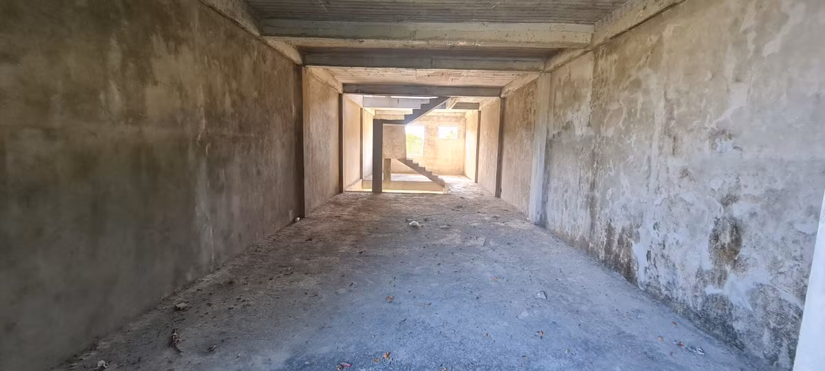 Hầu hết các căn nhà đều có chiều dài hun hút, chưa được ngăn thành phòng, có lẽ được thiết kế để kinh doanh.