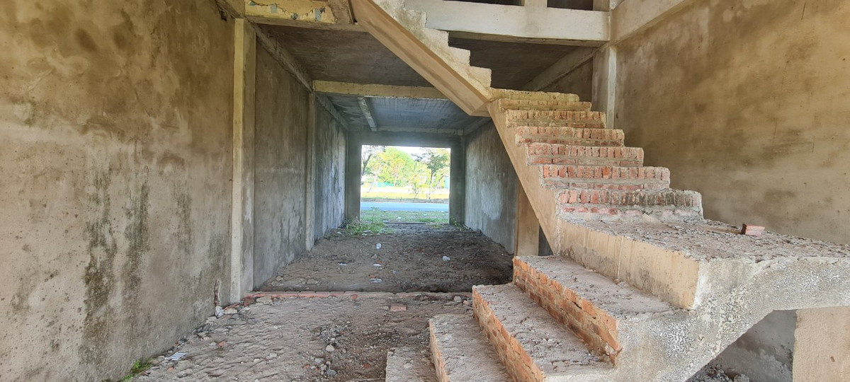 Các căn nhà đều có thiết kế lệch tầng theo kiểu hiện đại.