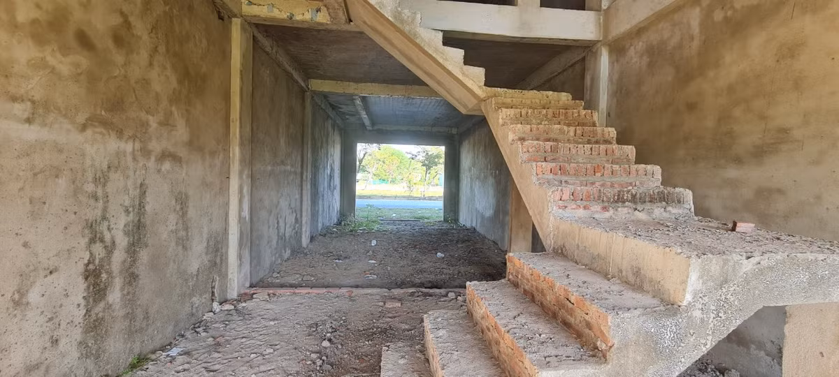 Các căn nhà đều có thiết kế lệch tầng theo kiểu hiện đại.