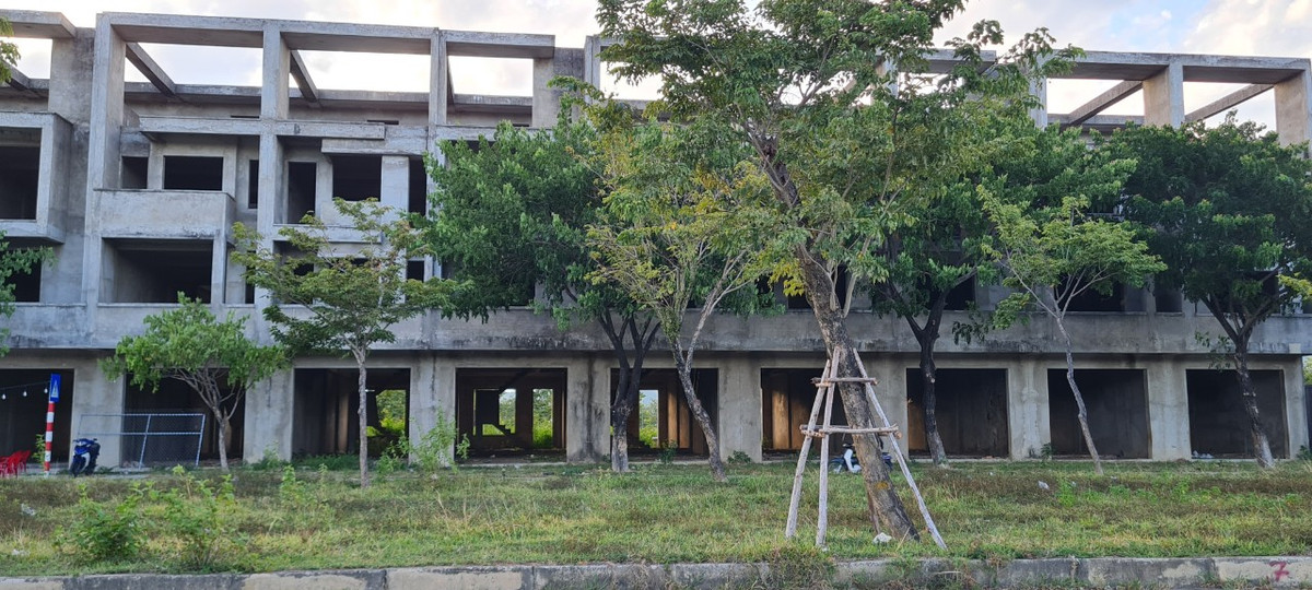 Dãy nhà phố liền kề nằm trên mặt tiền đường Nguyễn Tất Thành nối dài, rộng 39m nối từ quận Liên Chiểu đến huyện Hòa Vang (TP. Đà Nẵng).