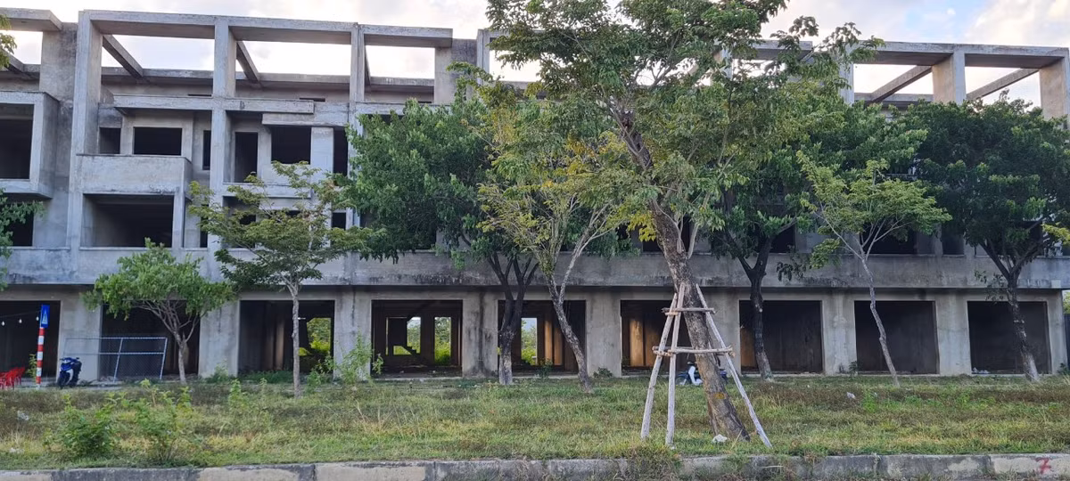 Dãy nhà phố liền kề nằm trên mặt tiền đường Nguyễn Tất Thành nối dài, rộng 39m nối từ quận Liên Chiểu đến huyện Hòa Vang (TP. Đà Nẵng).