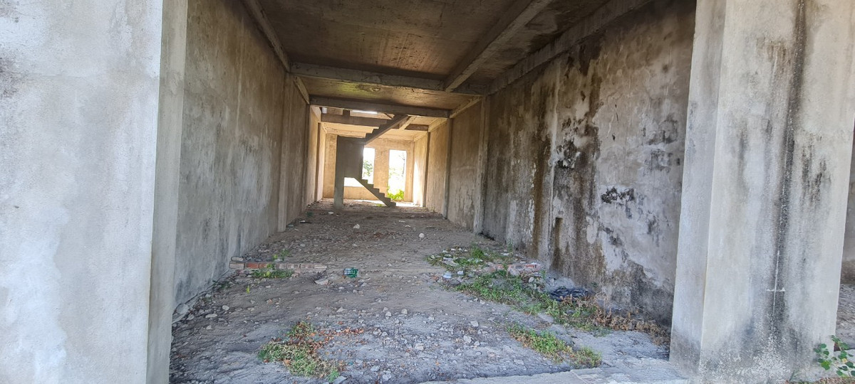 Bên trong những mảng tường rêu mốc, loang lổ theo thời gian khiến khung cảnh thêm hoang tàn, nhếch nhác.