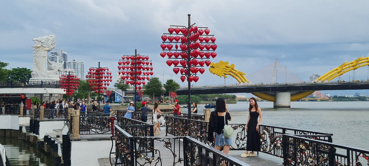 Nơi đây cũng trở thành địa điểm thường xuyên xuất hiện trong lịch trình của những tour du lịch Đà Nẵng và thu hút đông đảo du khách tới tham quan, chụp ảnh.