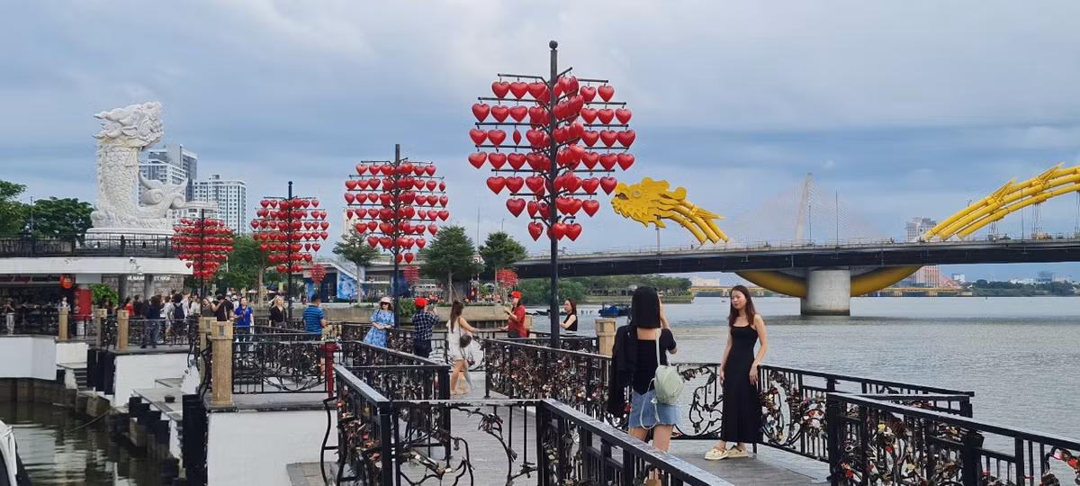 Nơi đây cũng trở thành địa điểm thường xuyên xuất hiện trong lịch trình của những tour du lịch Đà Nẵng và thu hút đông đảo du khách tới tham quan, chụp ảnh.