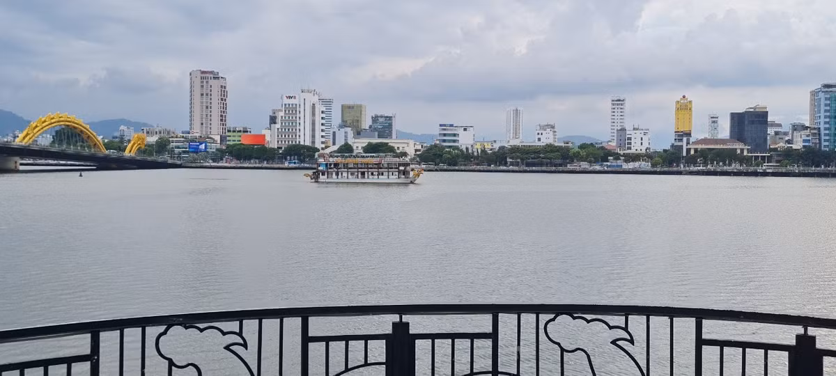 Nhờ vào vị trí độc đáo, nằm giữa cầu sông Hàn và cầu Rồng, du khách còn có thể dễ dàng ngắm nhìn rất nhiều góc đẹp của thành phố khi đứng ở cây cầu này.