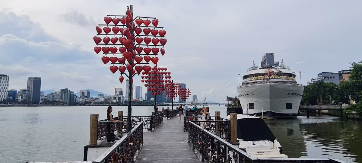 Đặc biệt, bên cạnh cầu tình yêu có du thuyền Hạnh Phúc - du thuyền lấy cảm hứng từ bộ phim Titanic.