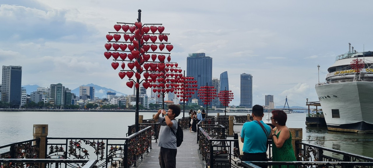 Cầu tình yêu Đà Nẵng với những cột đèn hình trái tìm màu đỏ rực và hàng ngàn ổ khóa trở thành nơi chứng kiến rất nhiều chuyện tình lãng mạn.