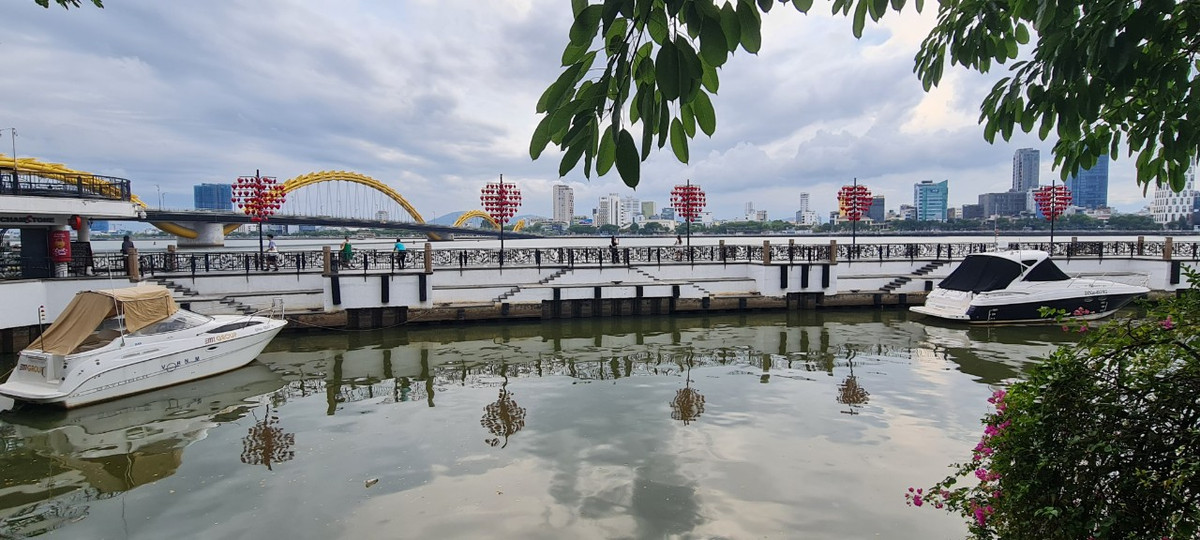 Cầu Tình yêu có hình vòng cung, dài 68m, nằm giữa cầu Rồng và cầu sông Hàn.