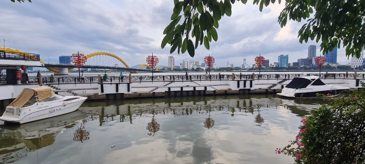 Cầu Tình yêu có hình vòng cung, dài 68m, nằm giữa cầu Rồng và cầu sông Hàn.