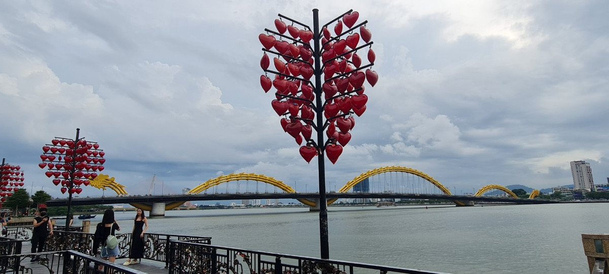 Cầu Tình yêu trở thành nơi chứng kiến rất nhiều lời tỏ tình, cầu hôn và hẹn ước của các cặp đôi trên đất Đà thành.