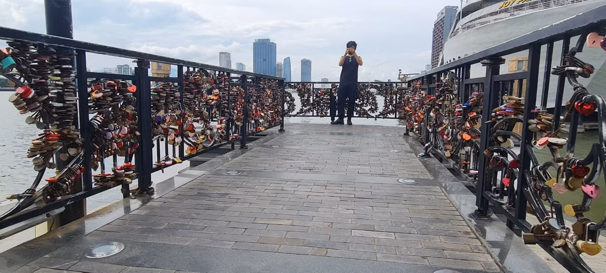 Cầu Tình yêu Đà Nẵng tuy không có lịch sử lâu đời hay kiến trúc độc đáo như những cây cầu khác tại Đà thành nhưng mỗi ổ khoá được treo trên cầu này lại là một câu chuyện tình yêu lãng mạn, cuốn hút du khách.