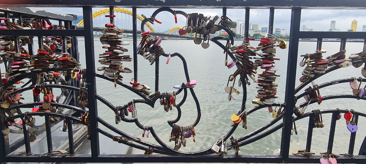 Đây là nơi minh chứng, ước hẹn cho các đôi lứa với những ổ khóa tình yêu "huyền thoại", thể hiện một tình yêu bền chặt, vĩnh cửu.