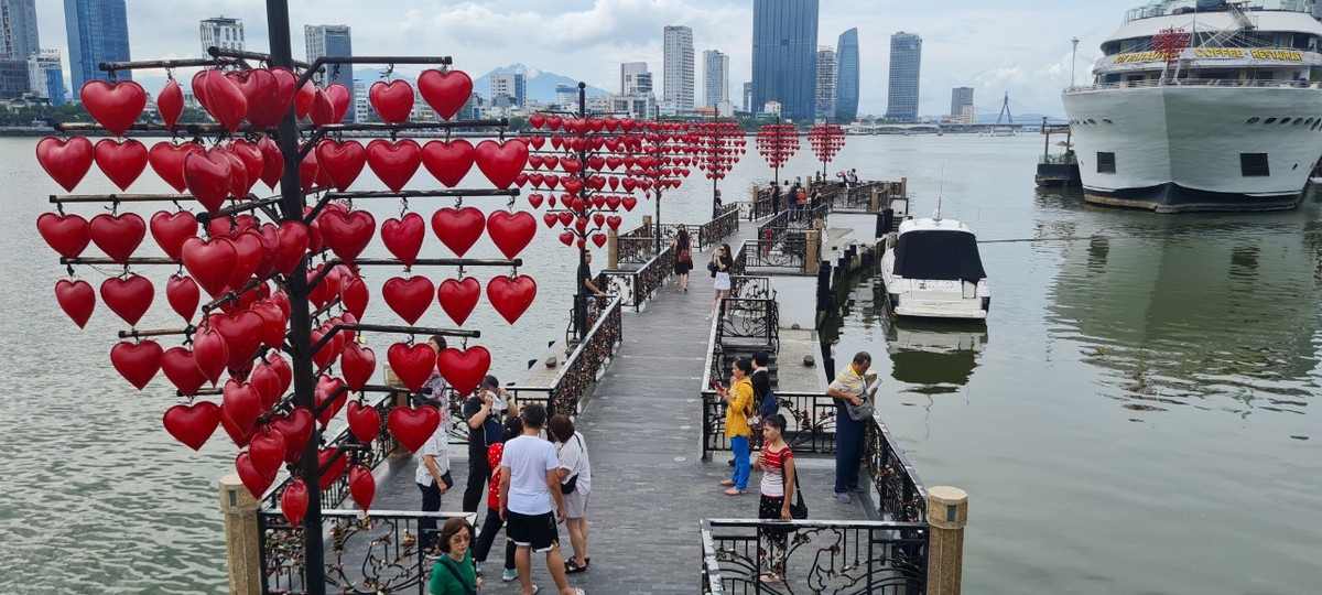 Nằm giữa trung tâm thành phố, cây cầu tình yêu Đà Nẵng là nơi check-in yêu thích của nhiều bạn trẻ. Bạn P., một tân sinh viên đến từ Quảng Ngãi háo hức chia sẻ "Nghe mọi người giới thiệu nhiều về cầu tình yêu nên cuối tuần em tranh thủ đến check in, đúng là lãng mạn như trên phim."