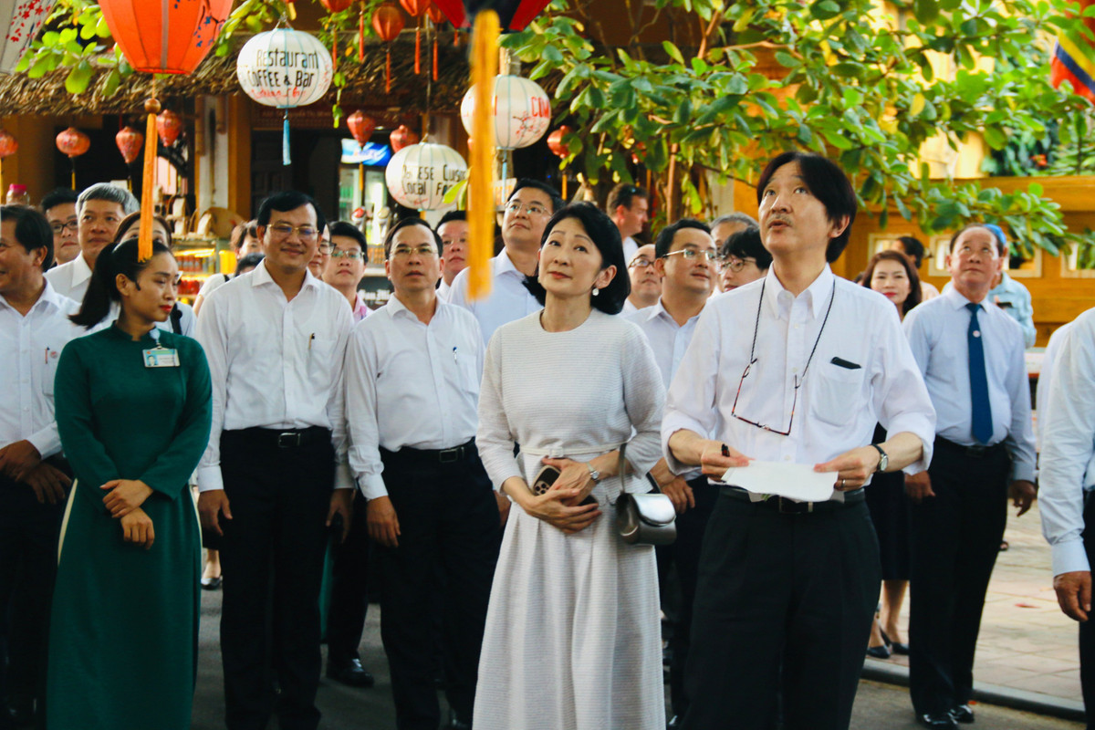 Hoàng thái tử Akishino, là con trai thứ hai của Thượng hoàng Akihito với Thượng hoàng hậu Michiko. Ông là em trai của Nhật hoàng Naruhito. Sau khi anh trai Naruhito lên ngôi Nhật hoàng, ông Akishino trở thành người đứng đầu danh sách kế vị do Nhật hoàng Naruhito không có con trai, theo Luật Hoàng gia năm 1947.