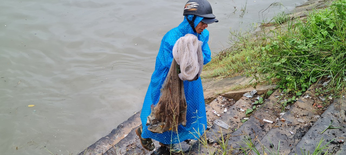 Chỉ một lát, lưới đã nặng tay.