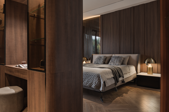 Phòng ngủ master được thiết kế tách thành ba không gian độc lập, phòng ngủ, phòng thay đồ và khu vực vệ sinh. Sự phân chia này giúp tạo ra không gian riêng tư và thuận tiện cho gia chủ.