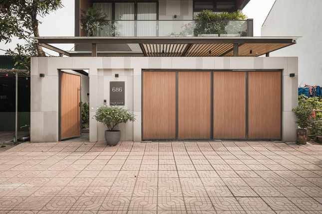 Phần nhựa giả gỗ được kết hợp với nhau trên cả 3 tầng tạo ra sự hài hoà về hình khối và vật liệu. Màu tông đất kết hợp với họa tiết trang trí khéo léo, tạo nên nét đơn giản mà sang trọng.