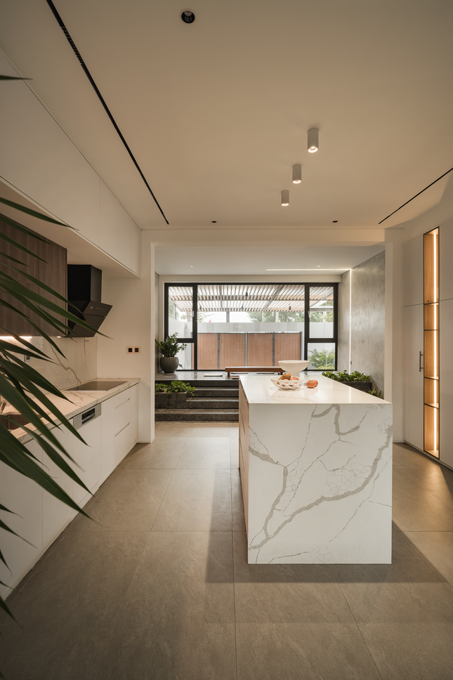 Điểm khác biệt với những công trình truyền thống là không gian khách-bếp ăn được thiết kế mở, và đẩy lùi về phía sau, tạo không gian thoải mái và riêng tư cho gia chủ. Điều này giúp cho gia đình có thể quây quần, sum họp bên nhau mỗi khi chiều về.