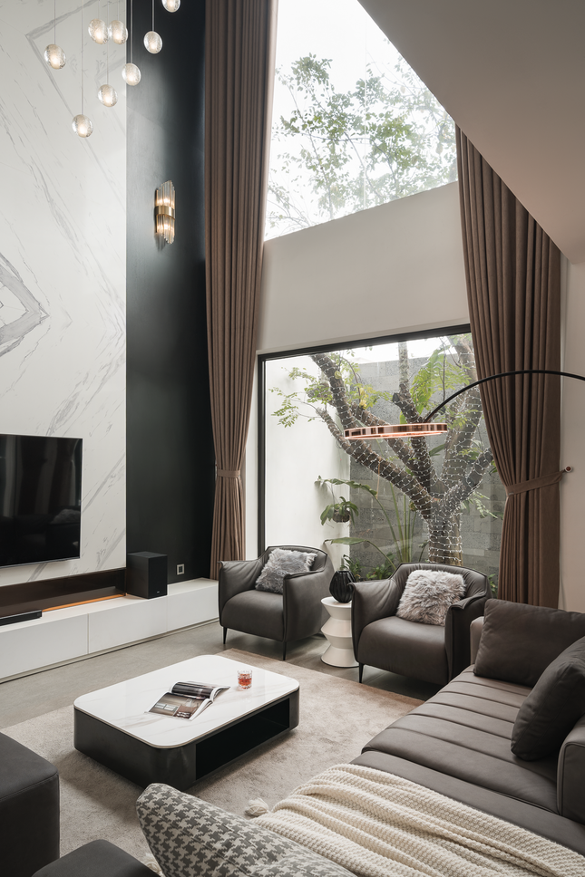 Căn nhà sử dụng các vật liệu tự nhiên như trần gỗ, sàn gỗ, đá tự nhiên,... tạo cảm giác thư thái.