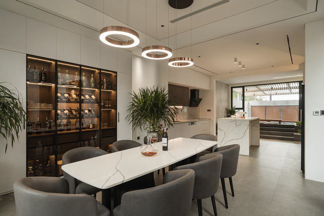 Những gam màu đất kết hợp xuyên suốt từ ngoại thất đến nội thất, mang đến vẻ hiện đại và sang trọng.