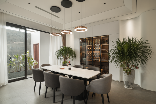 Từ phòng ăn có thể nhìn ra quang cảnh khu vườn bên ngoài qua cửa kính trượt trong suốt.