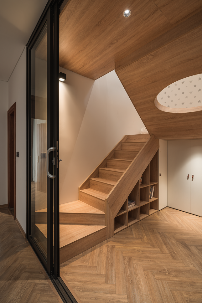 Khác với không gian trải nghiệm bình thường của một phòng ngủ trẻ em, kiến trúc sư đã quyết định làm thông hẳn 2 tầng để biến không gian cho trẻ thêm linh hoạt và trải nghiệm cảm xúc được đa dạng hoá hơn. Vách ngăn cũng làm bằng hệ kính lùa để có thể linh hoạt đóng mở không gian hoà nhập với phía ngoài.Cửa kính kết hợp với tường trắng khiến không gian như rộng rãi hơn.