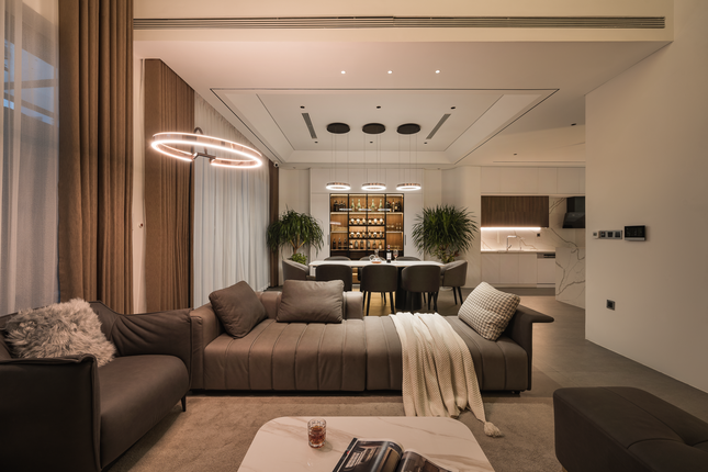 Tầng 1 căn nhà rộng rãi, thoáng đãng, phù hợp với gia đình đông người.