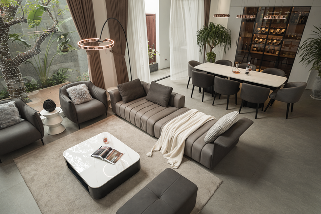 Với không gian mở, mỗi người có thể dễ dàng tương tác và giao tiếp với nhau trong khi chuẩn bị bữa ăn hoặc thư giãn trên ghế sofa. Điều này mang lại cảm giác gần gũi và thoải mái, tạo nên một không gian sinh hoạt đầy hạnh phúc và ấm cúng.