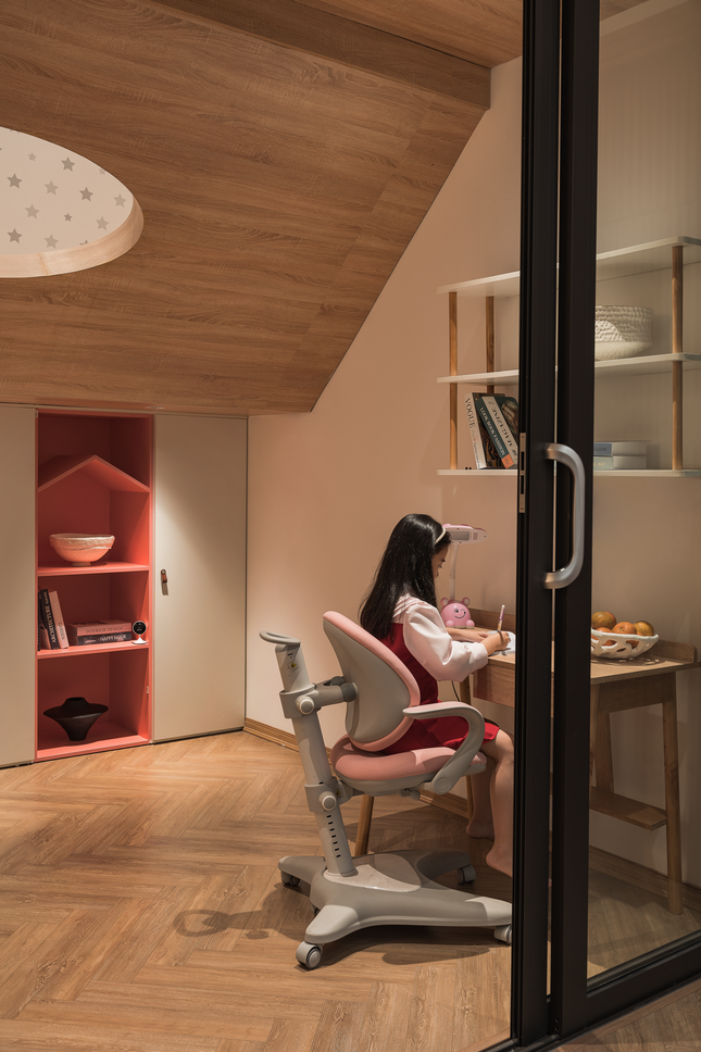 Phòng ngủ con được thông 2 tầng biến thành không gian vừa học vừa chơi giúp cho bé có thêm không gian để linh hoạt sử dụng và vui chơi.