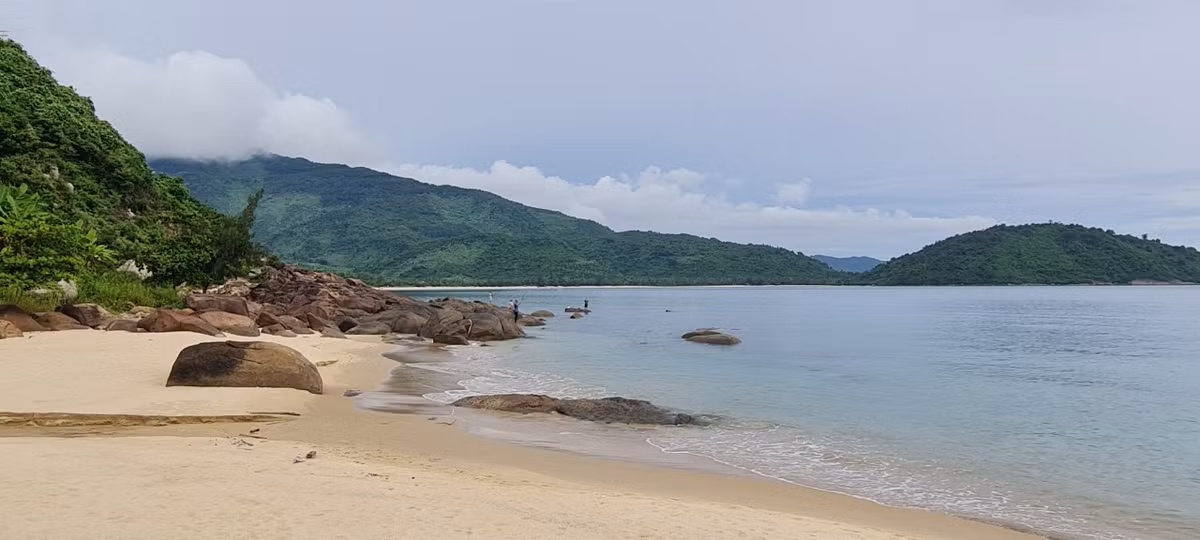 Bờ cát mịn phẳng phiu, biển xanh ngắt một màu ở một nơi dường như tách biệt với thế giới bên ngoài.