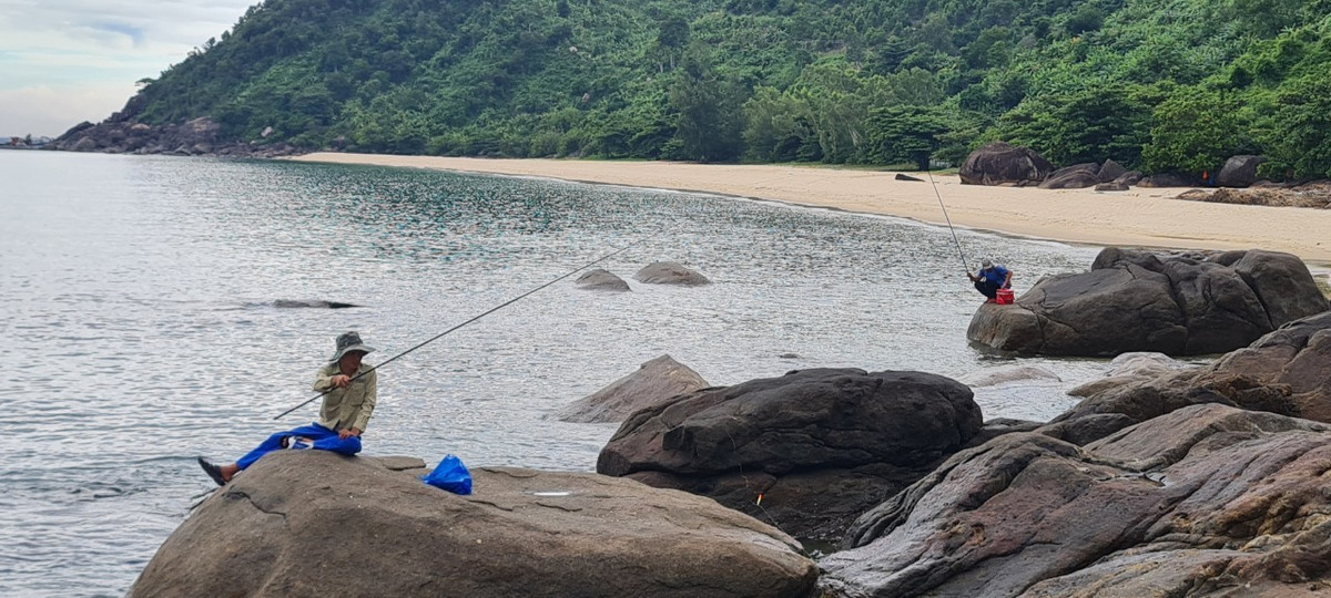Đủ tư thế buông cần giữa khung cảnh thiên nhiên tuyệt mỹ hớp hồn biết bao du khách bên cung đèo ven biển đẹp nhất thế giới.