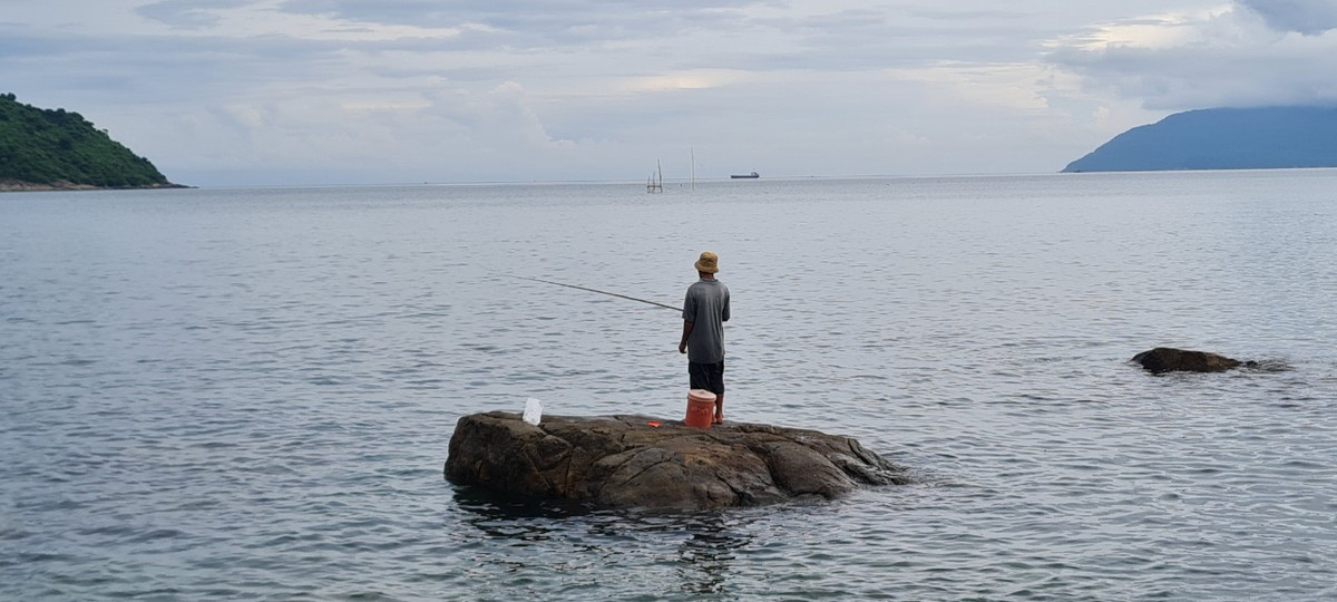 Hay lội giữa làn nước biển trong xanh, cảm nhận sự bình yên nhẹ nhàng của biển trời bao la nơi cửa vịnh Nam Chơn.