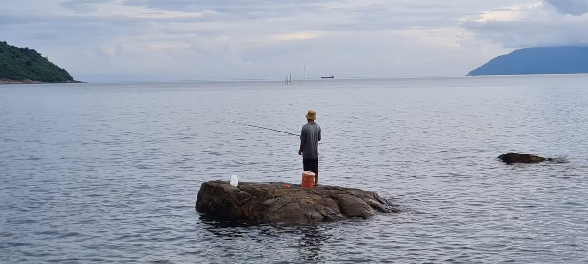 Hay lội giữa làn nước biển trong xanh, cảm nhận sự bình yên nhẹ nhàng của biển trời bao la nơi cửa vịnh Nam Chơn.