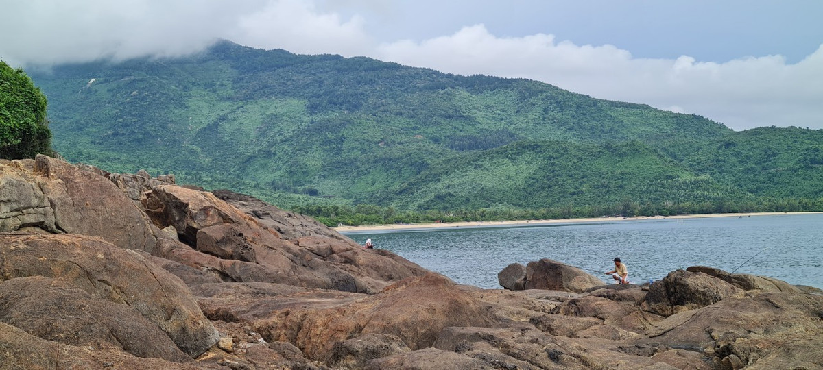 Đây cũng là địa điểm lui tới yêu thích của nhiều "cần thủ", cả du khách và những người dân làng chài gần đó.