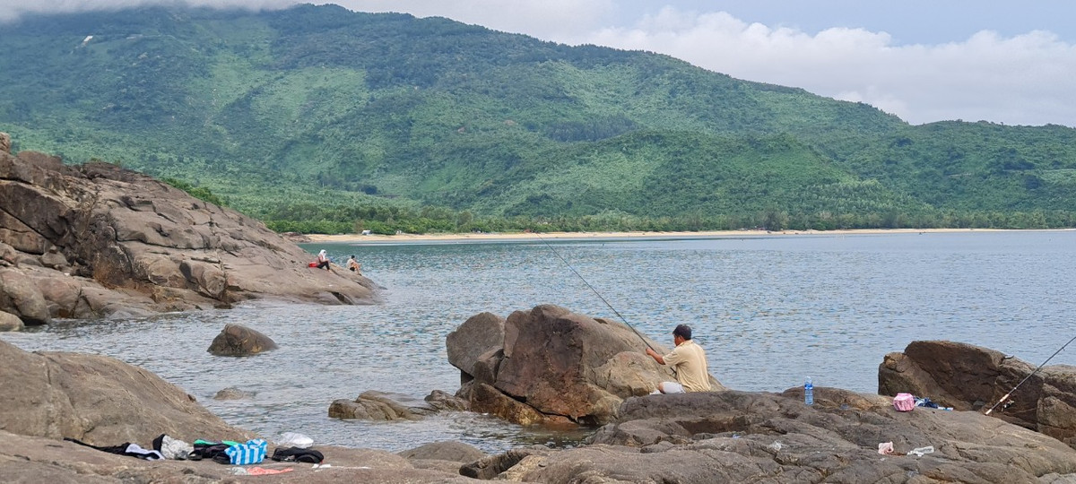 Mỗi người chọn cho mình một mỏm đá giữa không gian yên bình, thư thái thả cần buông câu.