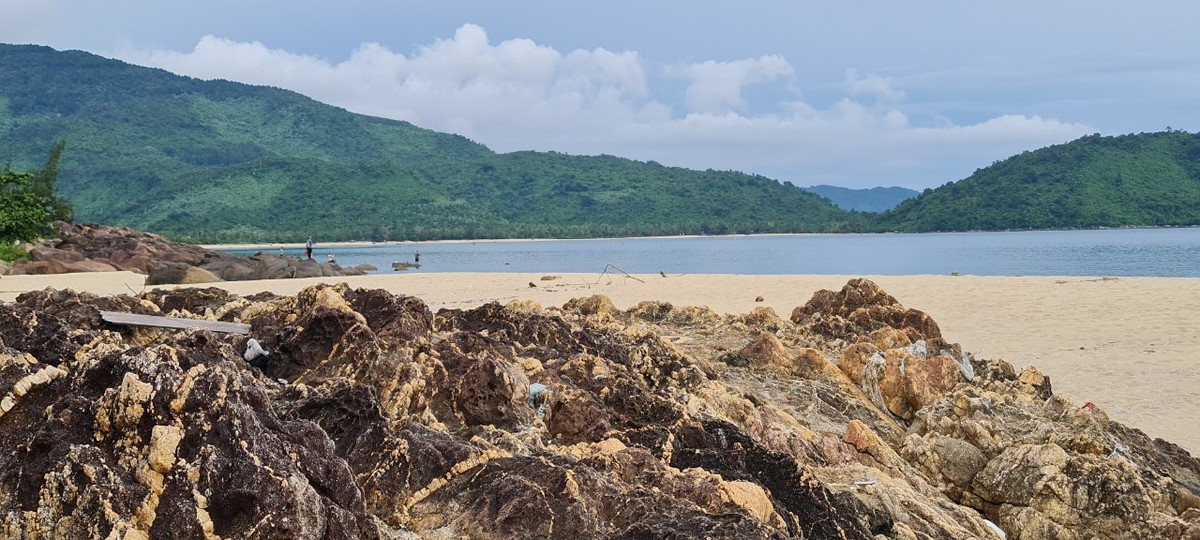 Cách trung tâm thành phố Đà Nẵng gần 30 km, nơi đây sở hữu nét đẹp hoang sơ gần như nguyên vẹn.