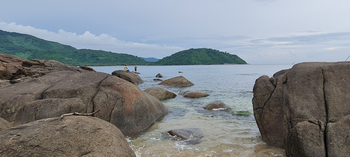Nơi đây như có sự hòa quyện của những sắc màu và âm thanh, tiếng sóng biển vỗ về bên triền cát, tiếng gió vi vu vọng xuống từ những ngọn núi, và đâu đó tiếng chim muông ríu rít, tất cả như tạo nên một bản nhạc không lời, dịu dàng, êm ái, khiến người ta phải ngẩn ngơ say.