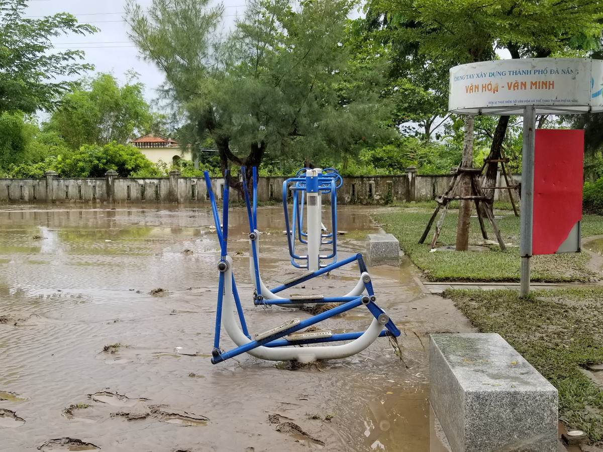 Khu vui chơi của trẻ em ở gần đó cũng ngập trong bùn đất dù Đà Nẵng mới trải qua một trận mưa lớn sáng 25/9.