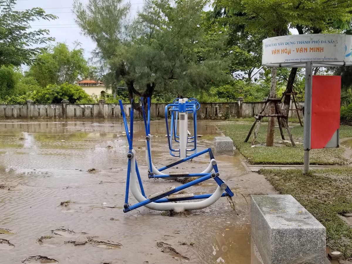 Khu vui chơi của trẻ em ở gần đó cũng ngập trong bùn đất dù Đà Nẵng mới trải qua một trận mưa lớn sáng 25/9.