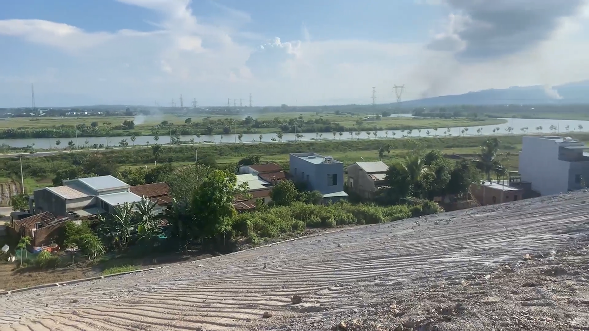 Bí thư Thành ủy Nguyễn Văn Quảng cũng lưu ý chủ đầu tư và đơn vi thi công tính toán hết những tác động để có biện pháp, chủ trương giải quyết tổng thể không để ảnh hưởng đến nhà dân trong quá trình triển khai Cụm công nghiệp Cẩm Lệ.